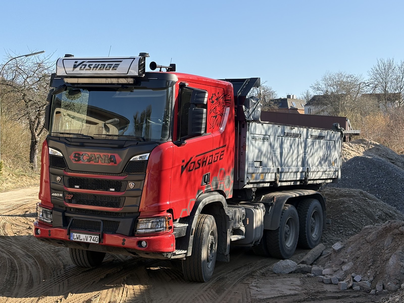 Scania Kipper vor Schotterhaufen